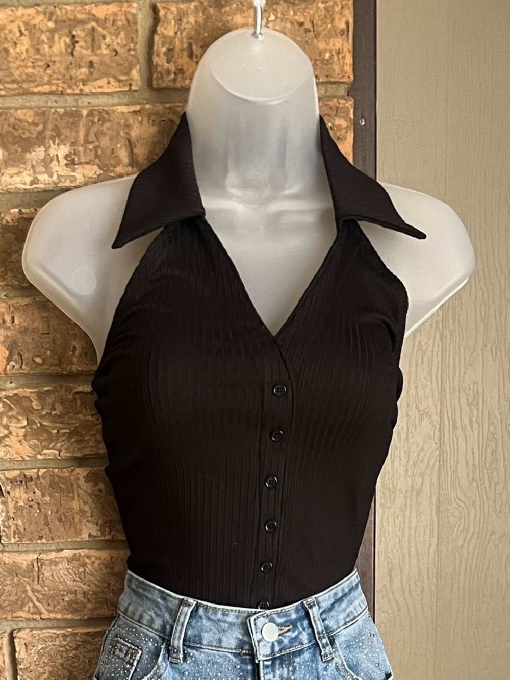 Black Ribbed Halter Collared Button-Front Camisole - Picture 2 of 3